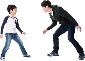 サッカーをしている親子