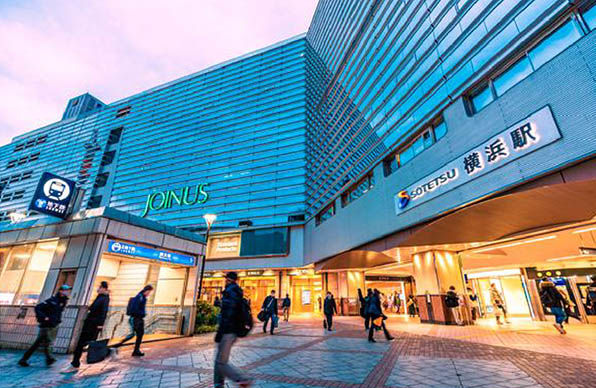 横浜駅前