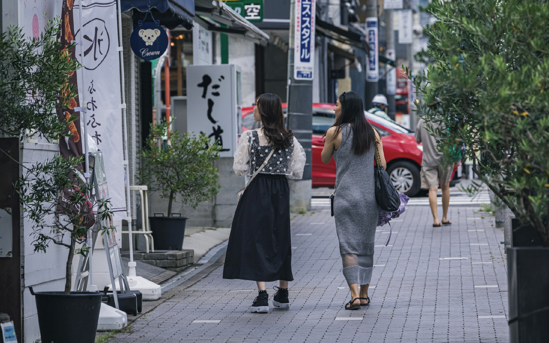 雑貨にグルメ、見て味わって楽しめる日泰寺参道。