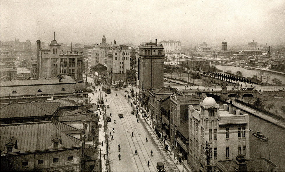 北浜・難波橋(ライオン橋)方面を見る(昭和4年) 出典：ジャパンアーカイブズ