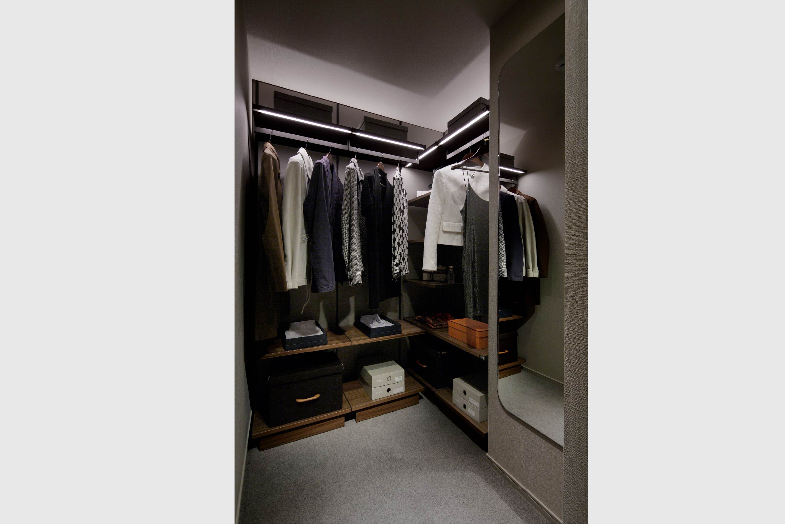 WALK IN CLOSET