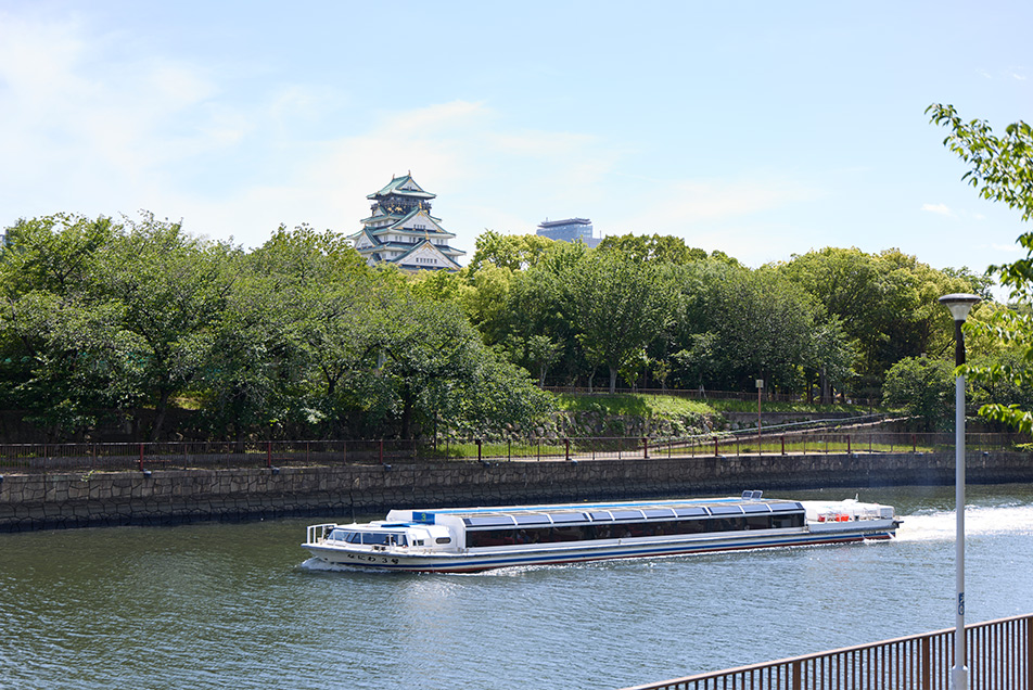 大阪城と観光船「アクアライナー」